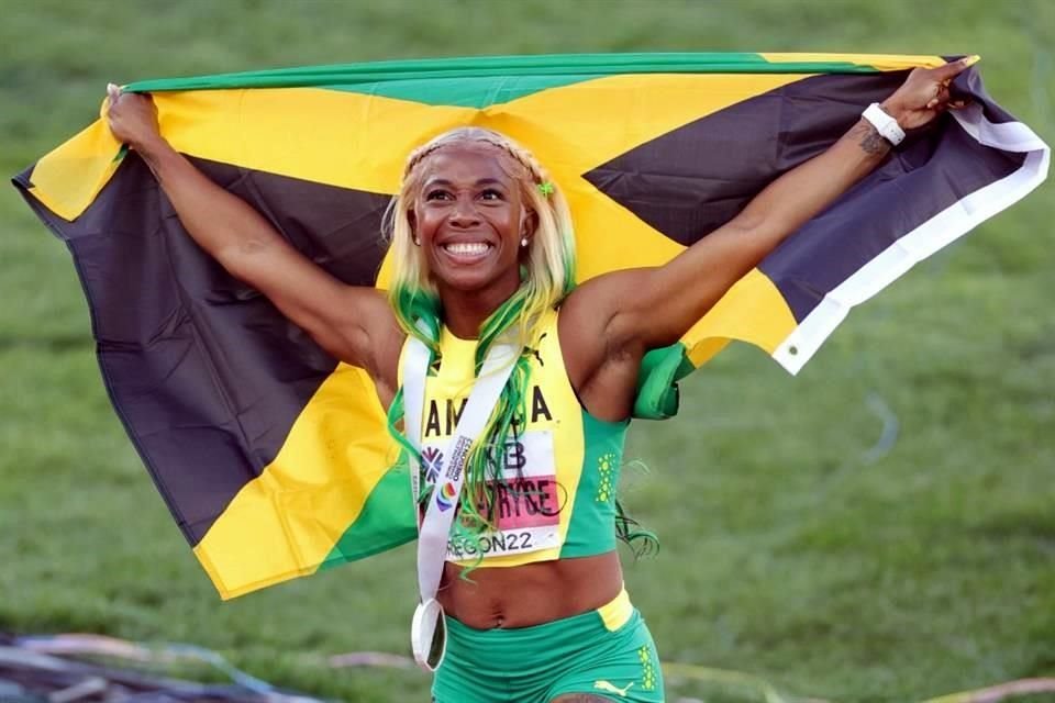 Shelly-Ann Fraser-Pryce celebra su título mundial en los 100 metros planos.