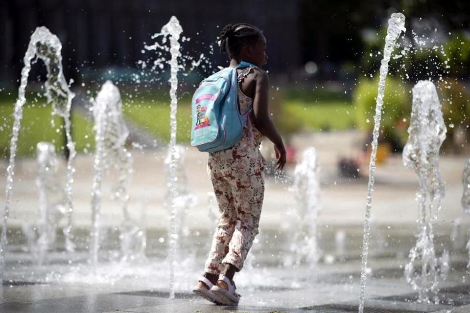 Una niña en Brest, en el oeste de Francia, se refresca en una fuente.