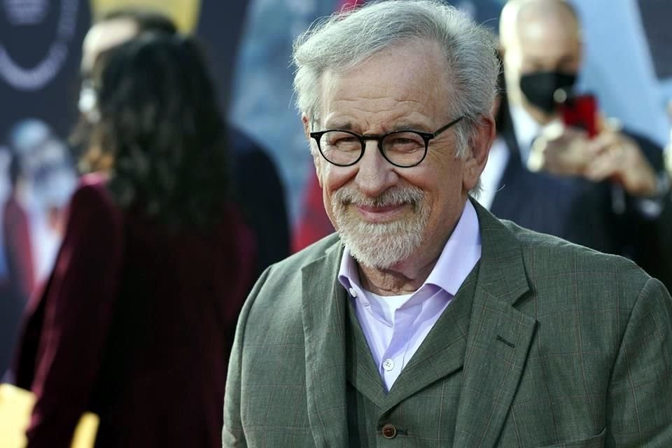 A sus 75 años, el cineasta Steven Spielberg dirigió su primer video musical, 'Cannibal', del cantante Marcus Mumford, ¡con un celular!