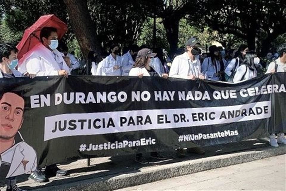 El Secretario Alcocer dijo que se está valorando si se sigue enviando a estudiantes de medicina a zonas inseguras.