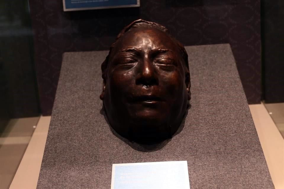 Una máscara mortuoria de Juárez se exhibe en una de las habitaciones, quizá la copia más fiel de su rostro.