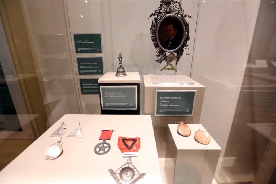 Los objetos personales también forman parte del recorrido expositivo, desde relojes hasta medallas y condecoraciones.