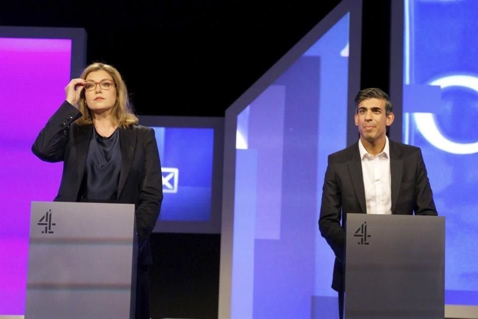 Penny Mordaunt y Rishi Sunak durante un debate televisivo.