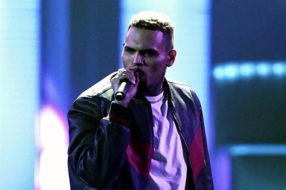 Chris Brown fue acusado de robo tras cobrar y no presentarse a un evento benéfico para damnificados de los huracanes Ida y Nicholas.