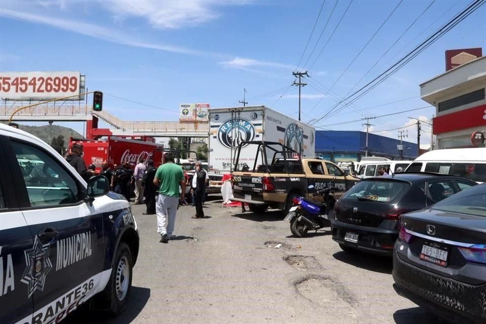 Primeros reportes policiales señalan que el ciclista conducía en sentido contrario y que el camión se daría la vuelta, por lo que ambos chocaron.