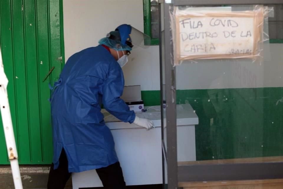 Alumnos de escuelas de medicina compartieron experiencias de humillaciones y malos tratos en hospitales donde realizan su servicio social.