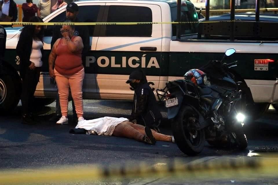 La joven ocupaba el asiento de copiloto de una motocicleta que era manejada por un hombre.