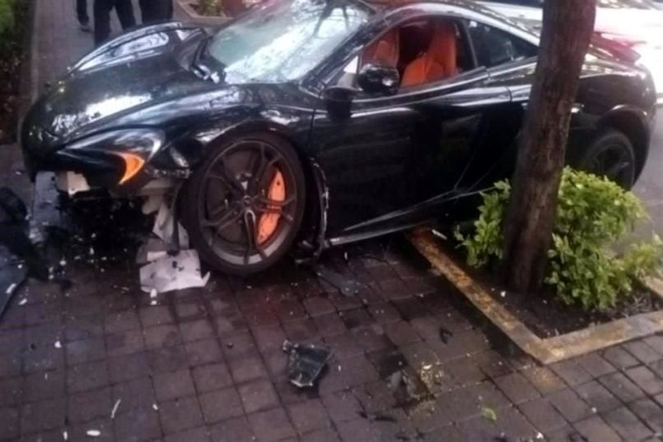 Este auto de lujo fue chocado y abandonado, en la Colonia Polanco Sección IV, Alcaldía Miguel Hidalgo.