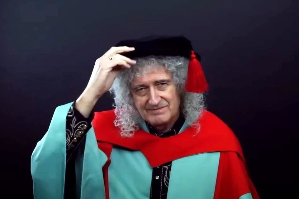 El legendario guitarrista de Queen, Brian May, se hizo acreedor del doctorado honorífico de ciencias por la Universidad de Hull.