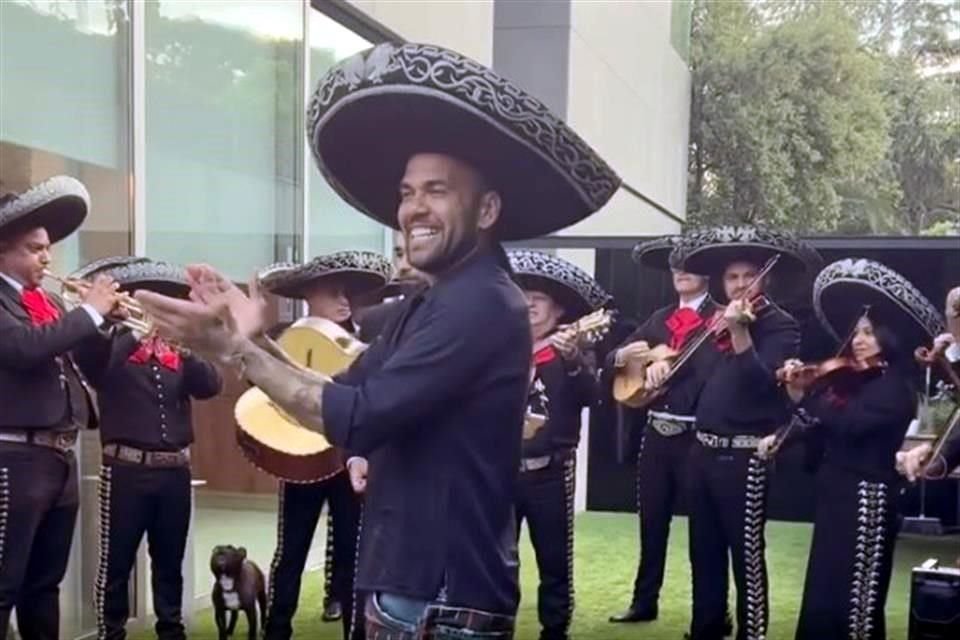 'Viva México', dice Dani Alves.