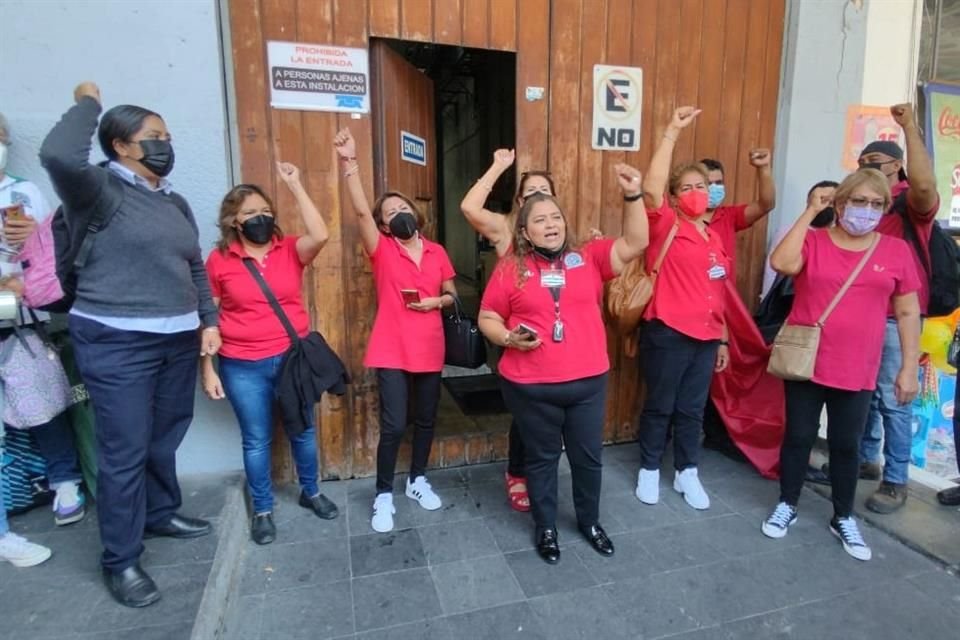 Telefonistas estallaron en huelga contra Telmex al mediodía de este jueves.