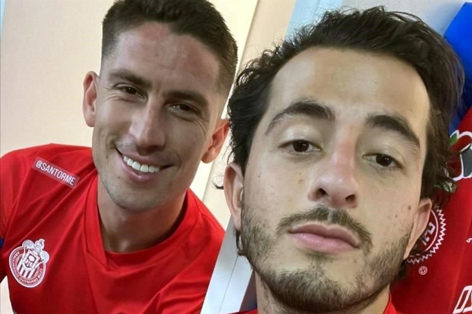 Santiago Ormeño (izq.) y Alan Mozo rumbo al amistoso de mañana con Juventus de Turín.