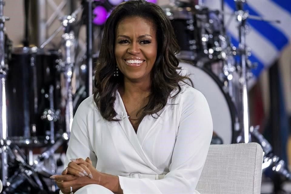 Michelle Obama abordará temas de raza, género y autoestima en su segundo libro 'The Light We Carry: Overcoming in Uncertain Times'.