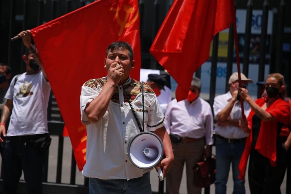 Protesta de los telefonistas en las oficinas de Telmex de la Calle Sullivan, en CDMX.