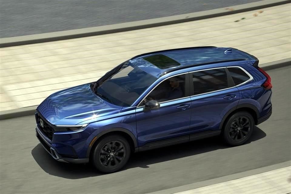 Cuenta con versiones de motor de combustión e híbrido.