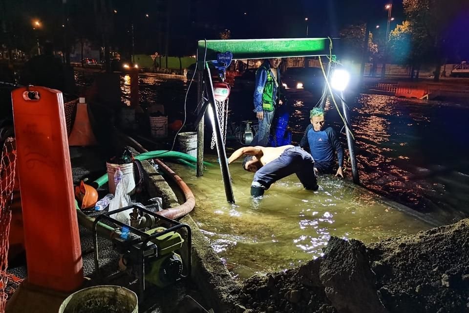 Durante el cambio de una válvula como parte del mantenimiento, ésta se habría roto y miles de litros de agua inundaron un tramo de Reforma.