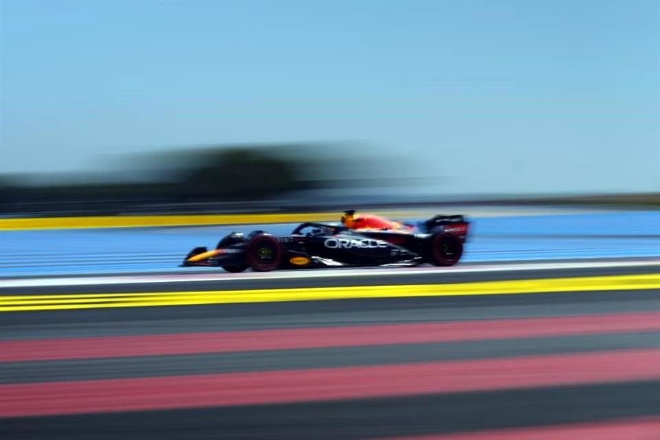 Sergio Perez batalló un poco en la pista.