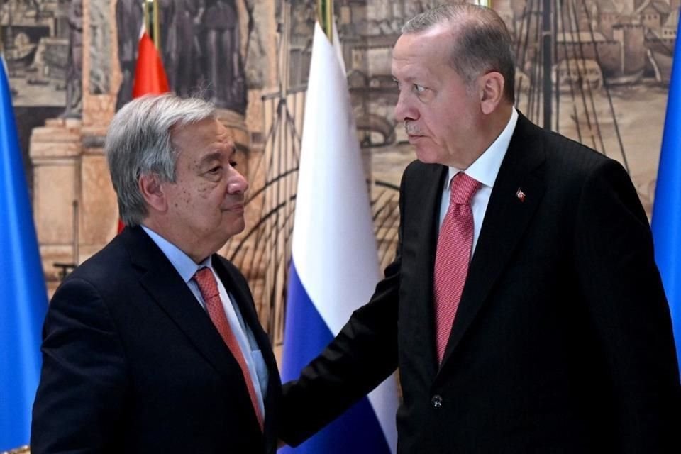 El secretario general de la ONU, Antonio Guterres, y el Presidente turco, Recep Tayyip Erdogan, hablan tras la firma de una iniciativa para facilitar la transportación de grano.