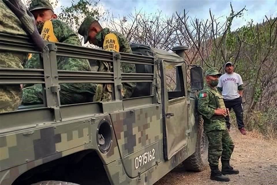 Mililtares mexicanos fueron retenidos por pobladores guatemaltecos que los acusaron de ejecución.