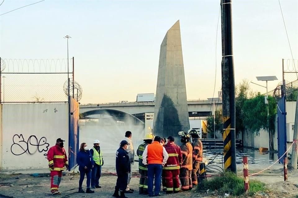 Servicios de emergencia mantienen un operativo para atender una fuga de combustible al interior de la planta de bombeo 'El Caracol', en Ecatepec.