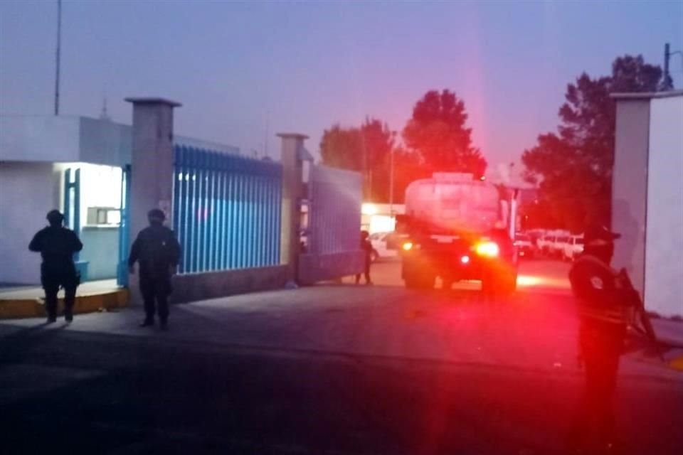 El desperfecto se registró anoche en un ducto de Pemex cercano a las instalaciones de la Conagua, en Ecatepec.