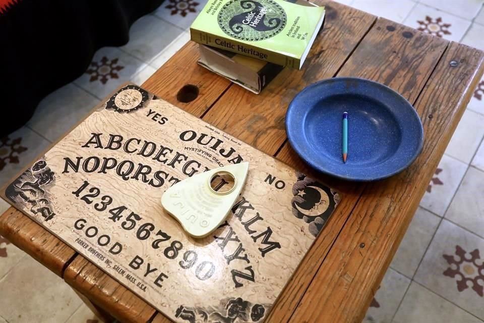 A la vista están sus objetos más personales, incluso su ouija.