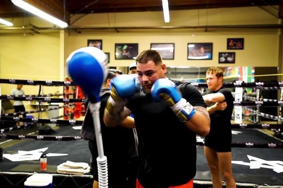 Andy Ruiz se ha entregado a los entrenamientos y se nota en su físico.