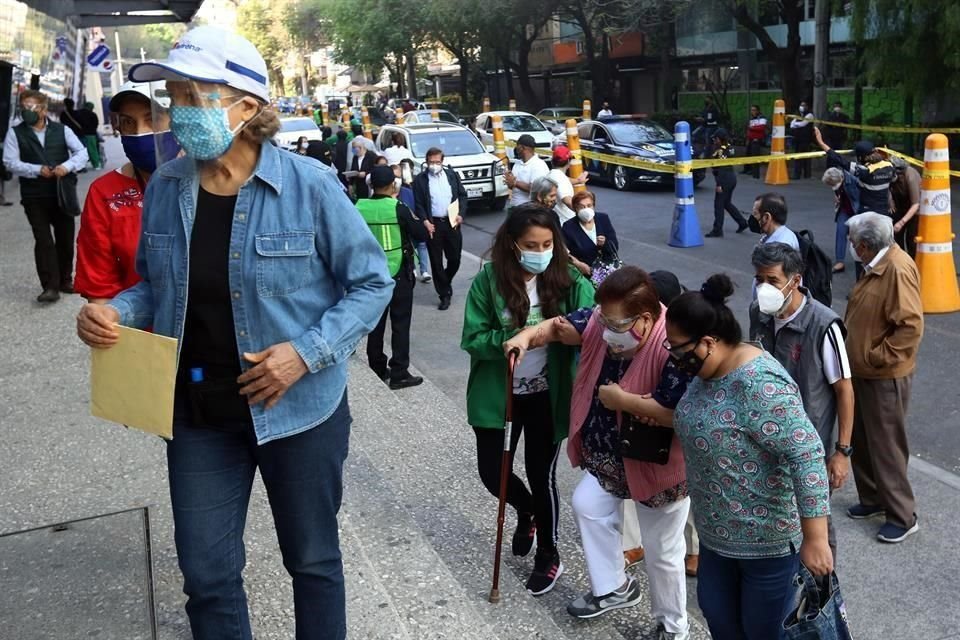 Con desconfianza en la vacuna de AstraZeneca, algunos adultos mayores llegaron a vacunarse a la sede del Pepsi Center, en Benito Juáre