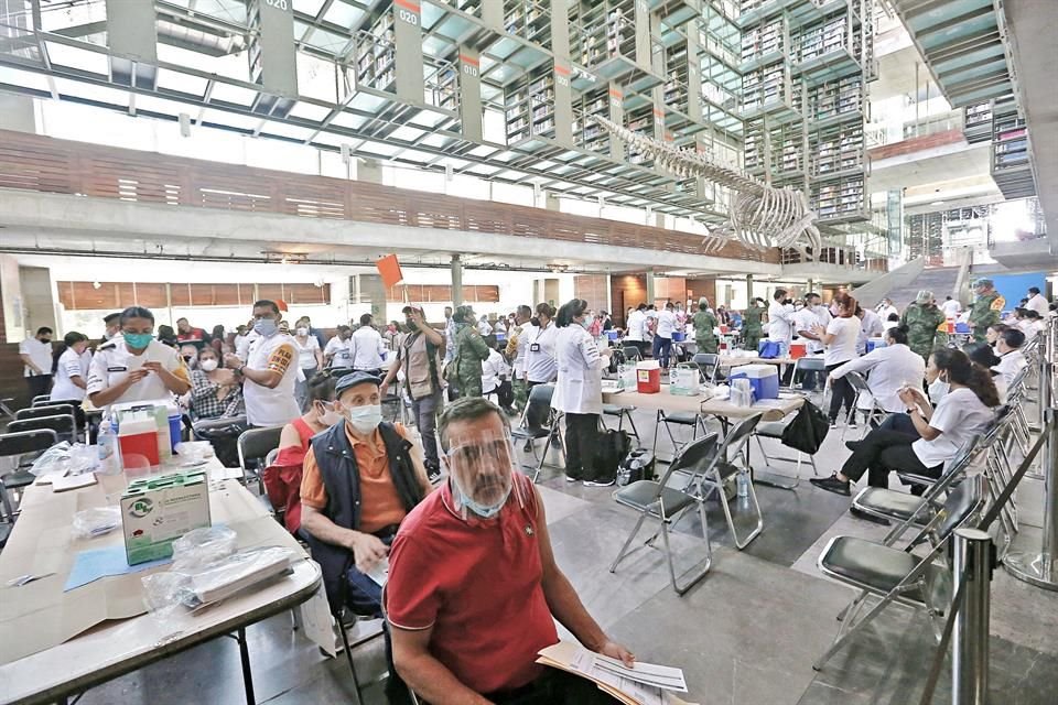 Adultos mayores esperando por ser vacunados en la Biblioteca Vasconcelos, Alcaldía Cuauhtémoc.