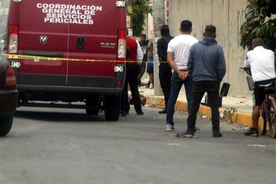 Un motociclista murió cuando perdió el control de la unidad y terminó chocando contra un poste, en la colonia Ejidos de San Agustín, Neza.