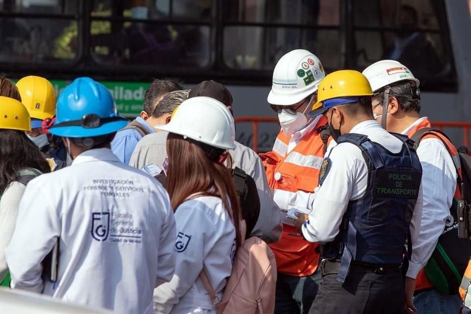 Trabajadores de la empresa noruega DNV y FGJ realizan peritajes en la zona del siniestro de la Línea 12 del Metro.