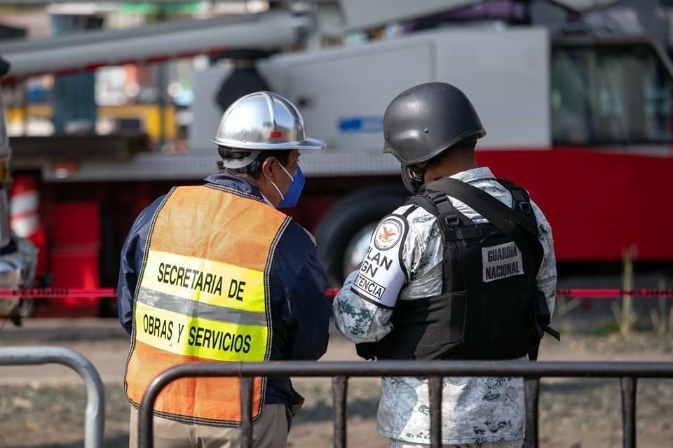 Empleados recorren la zona cero para realizar las diligencias.