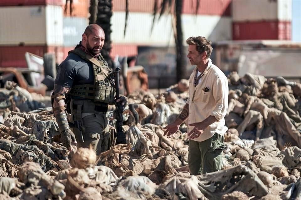 Tras renegar un poco del género de terror, Dave Bautista (izq.) se vio seducido por el guion y propuesta de 'El Ejército de los Muertos', de Zack Snyder (der.).