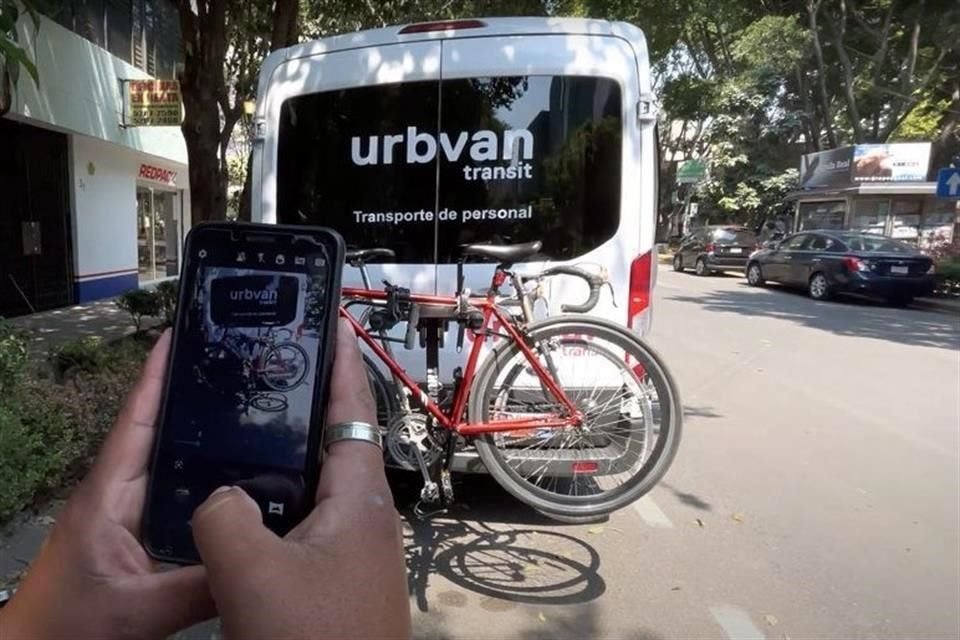 Ante cierre en Línea 12, por $15, la empresa Urbvan transporta usuarios de Iztapalapa a Mixcoac, quienes deben reservar a través de la app.