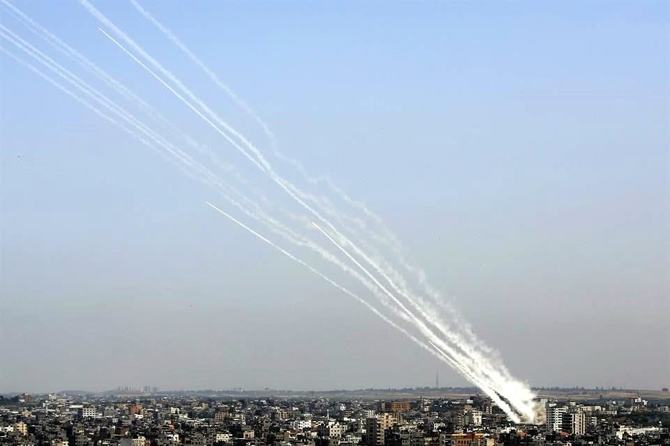 Cohetes lanzados desde Franja de Gaza hacia Israel, este martes.