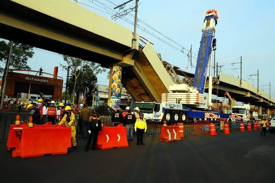 Funcionarios capitalinos y de la empresa noruega laboran en la zona del colapso de una trabe de la Línea 12 del Metro.