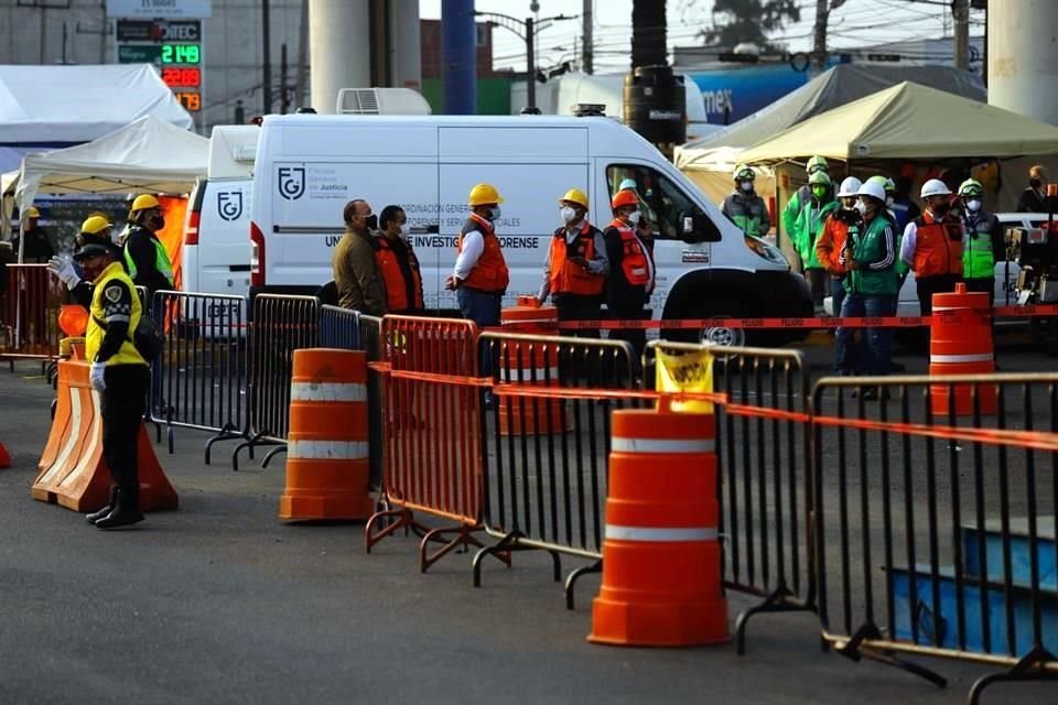 Forenses de la Fiscalía General de Justicia (FGJ) también hacen presencia en el punto.