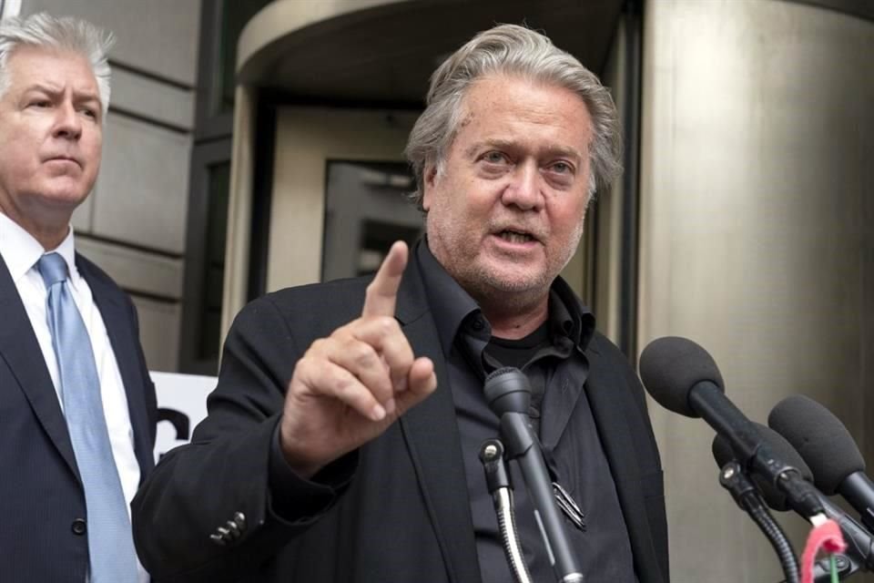 Steve Bannon habla ante la prensa al salir de la corte federal en Washington donde fue acusado de desacato.