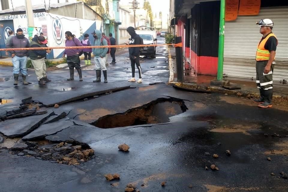 Una fuga de agua provocó la formación de un socavón en el cruce de las calles Ignacio Valdivia y Dávalos, en Iztapalapa; se prevé que sea reparada de 20 a 36 horas.