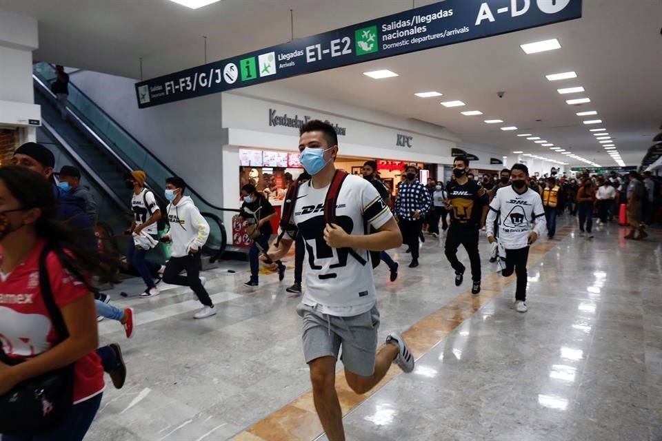 Aficionados de Pumas corren con la esperanza de ver a Dani Alves.