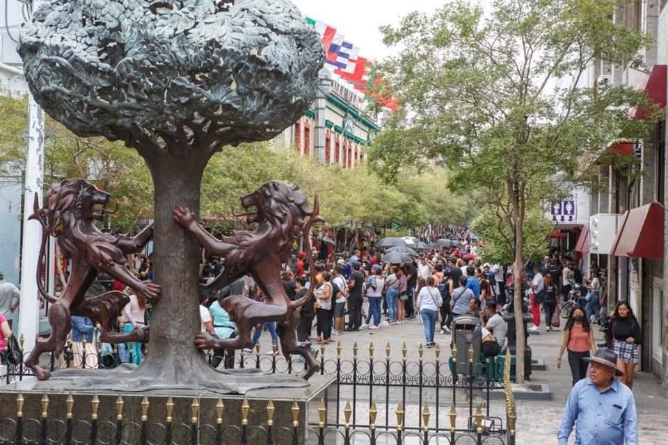 Personas llegaron desde temprano, incluso desde días antes a hacer fila para comprar boletos del palenque de las Fiestas de Octubre.