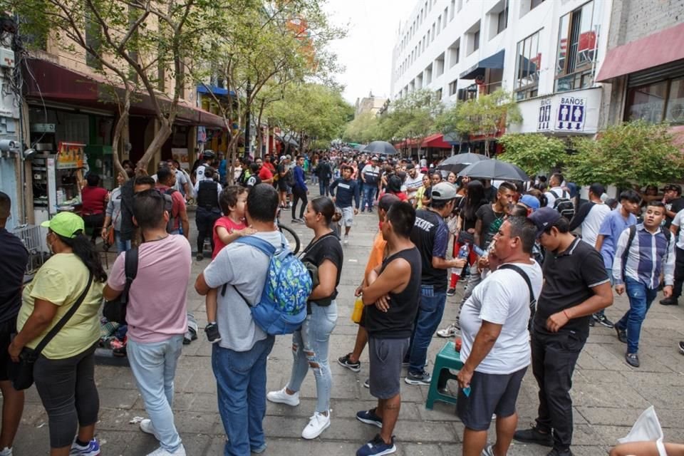 Personas llegaron desde temprano, incluso desde días antes a hacer fila para comprar boletos del palenque de las Fiestas de Octubre.