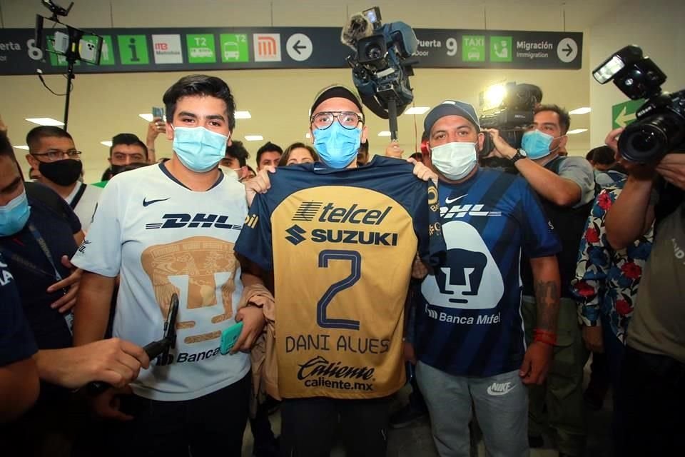 Seguidores de Pumas presumieron la playera auriazul de Dani Alves.