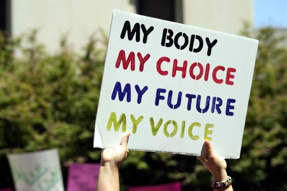 Una mujer que apoya el derecho al aborto sostiene un cartel afuera de la Cámara de Representantes de Carolina del Sur.