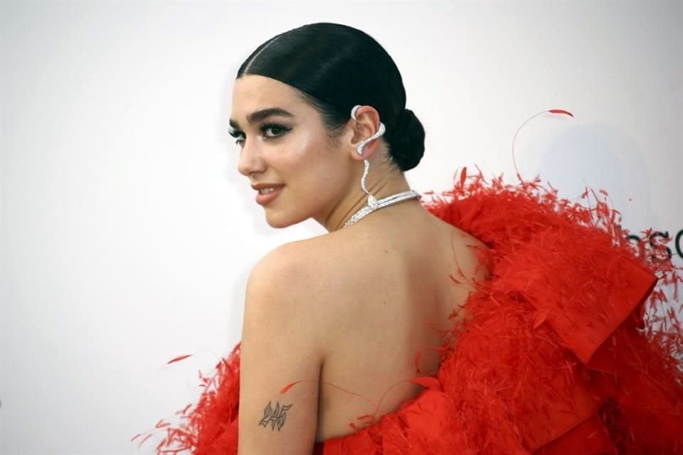 Dua Lipa podría formar parte de los héroes de DC, pues se rumora que está en negociaciones para formar parte de una cinta de la franquicia.