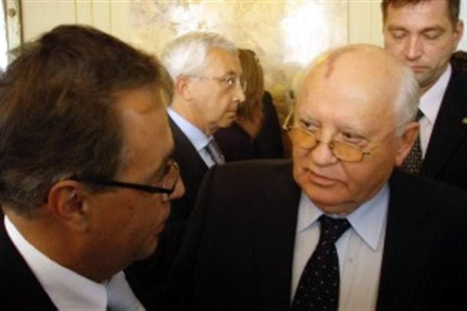 Su carrera lo ha llevado a codearse con personalidades de todos los ámbitos; en esta imagen con Mijaíl Gorbachov, expresidente de la Unión Soviética.