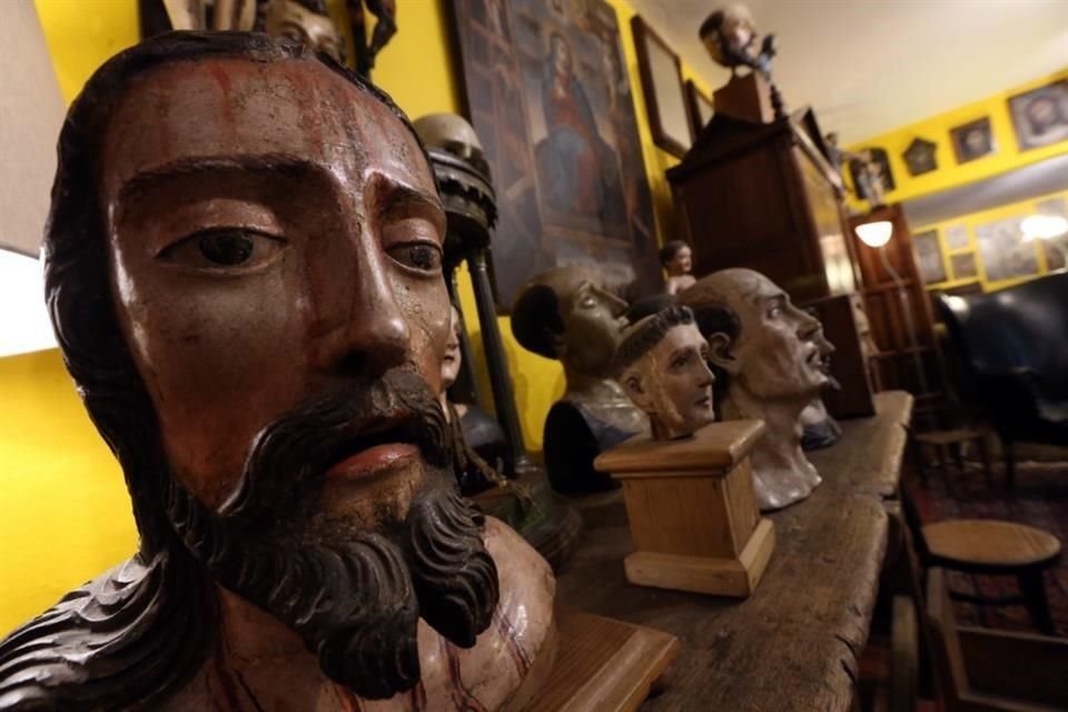 Tras la muerte de Alatorre, quien se declaraba ateo, Miguel Ventura comenzó una colección de esculturas e imágenes de cristos, vírgenes, arcángeles, santos y mártires de todo tipo.