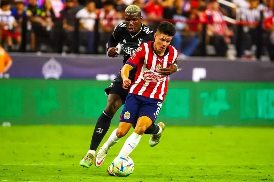 Pavel Pérez (der.) y Paul Pogba, en el partido amistoso de Chivas vs. Juventus.