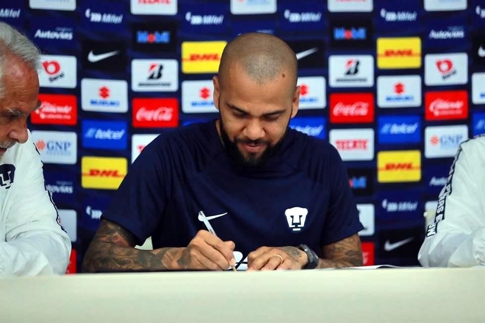 Desde hoy, Dani Alves es oficialmente jugador de Pumas.