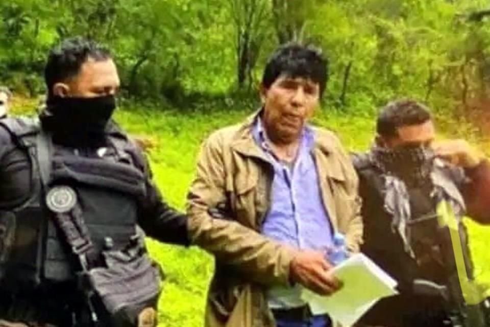 Agentes escoltan al narcotraficante Rafael Caro Quintero, en el estado de Sinaloa.